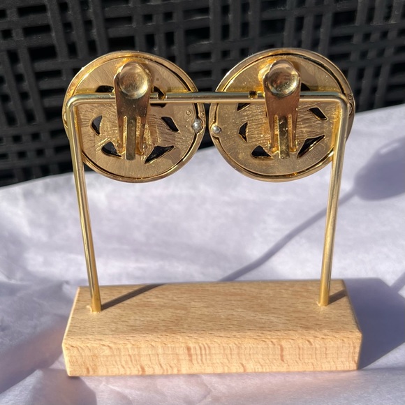 Vintage Gold and Onyx Clip Earrings - Picture 3 of 6